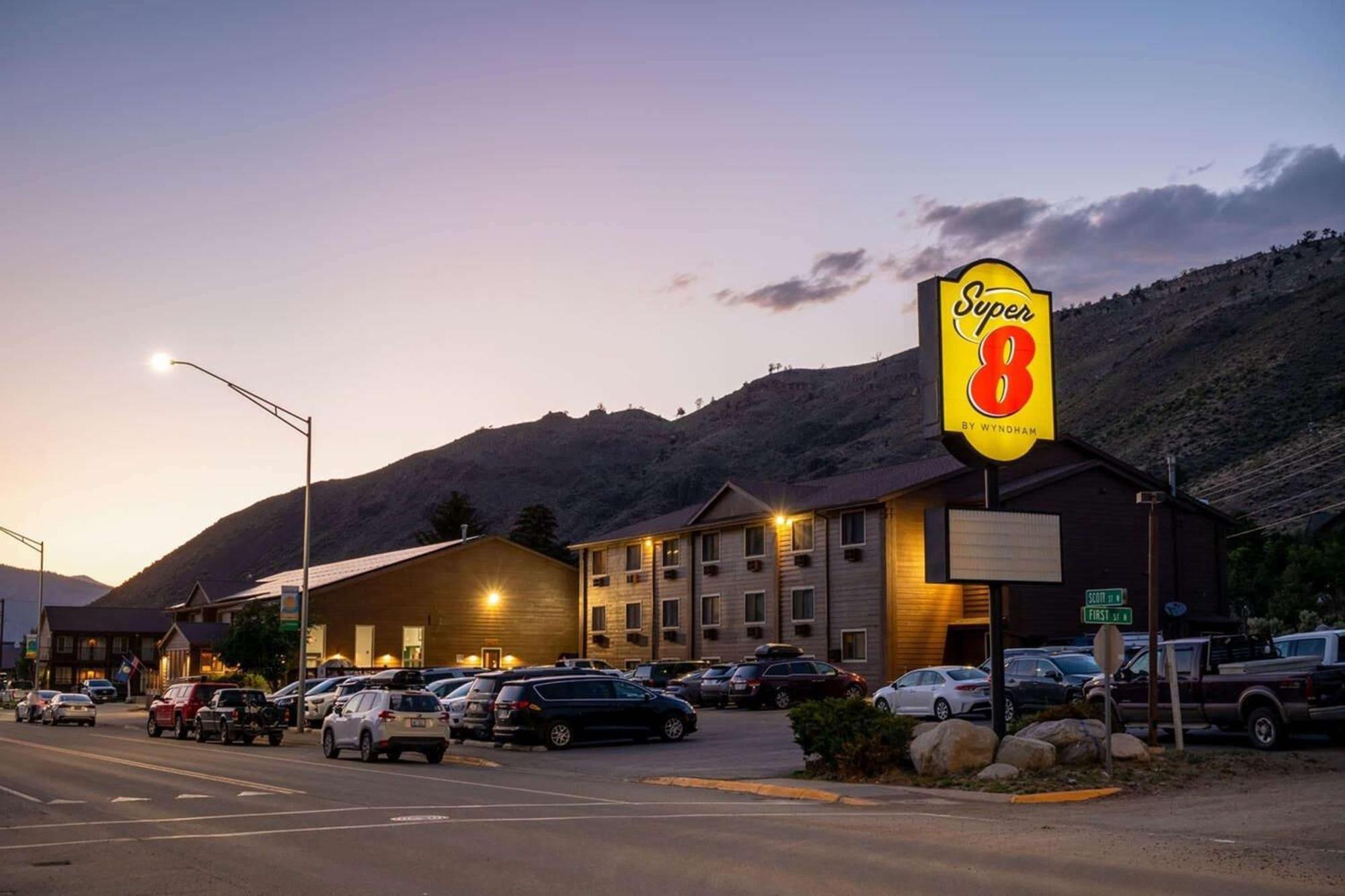 Super 8 By Wyndham Gardiner/Yellowstone Park Area Exteriör bild