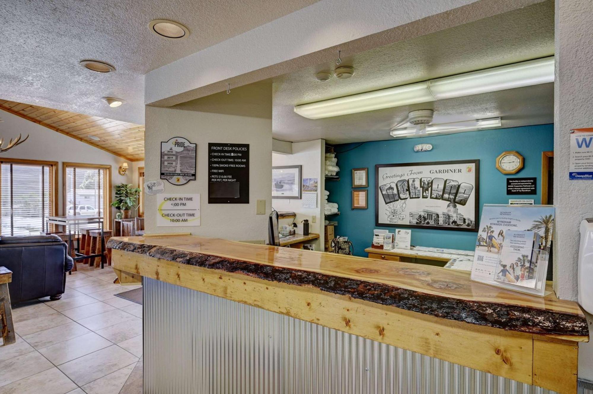 Super 8 By Wyndham Gardiner/Yellowstone Park Area Exteriör bild