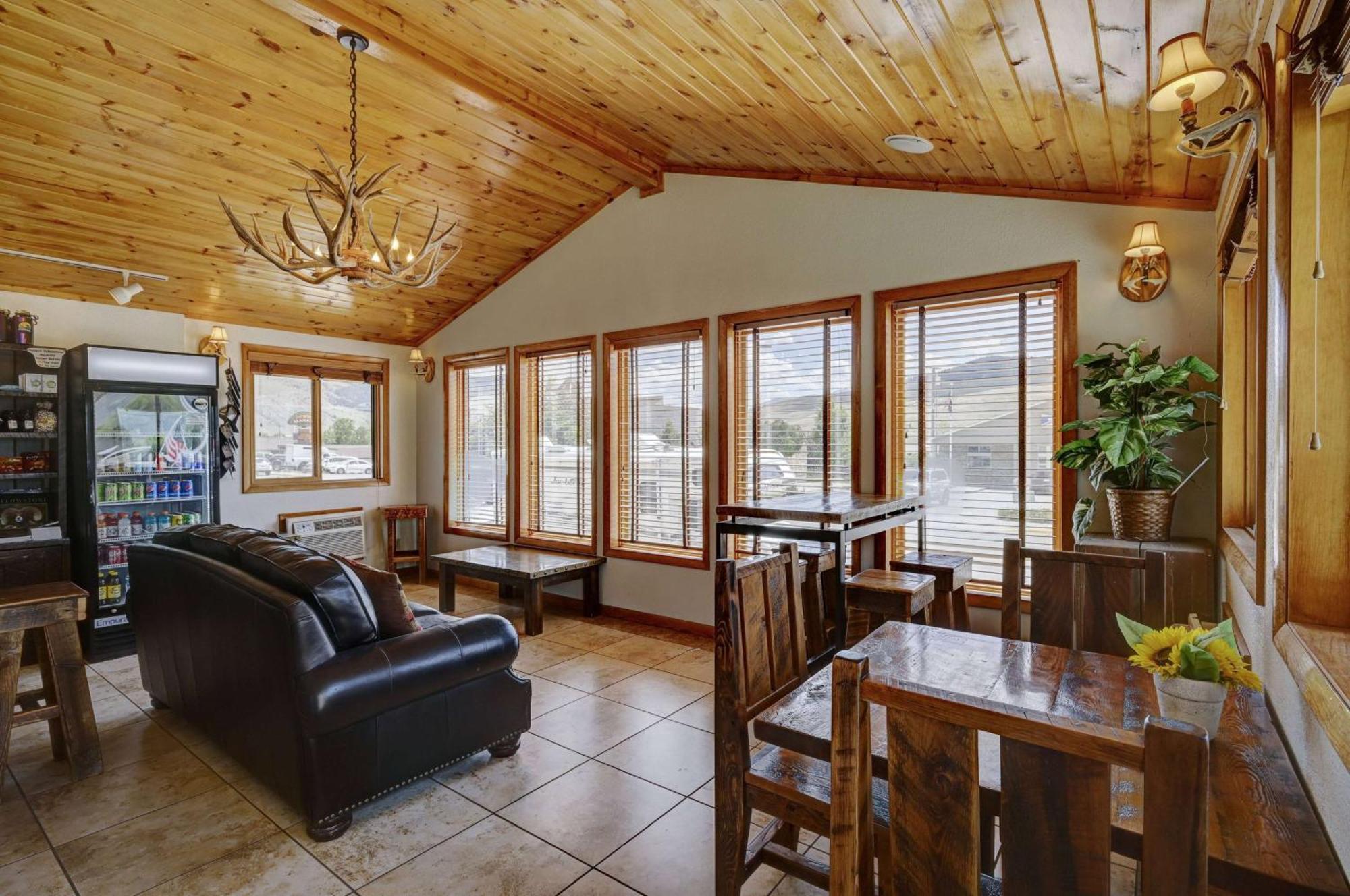 Super 8 By Wyndham Gardiner/Yellowstone Park Area Exteriör bild