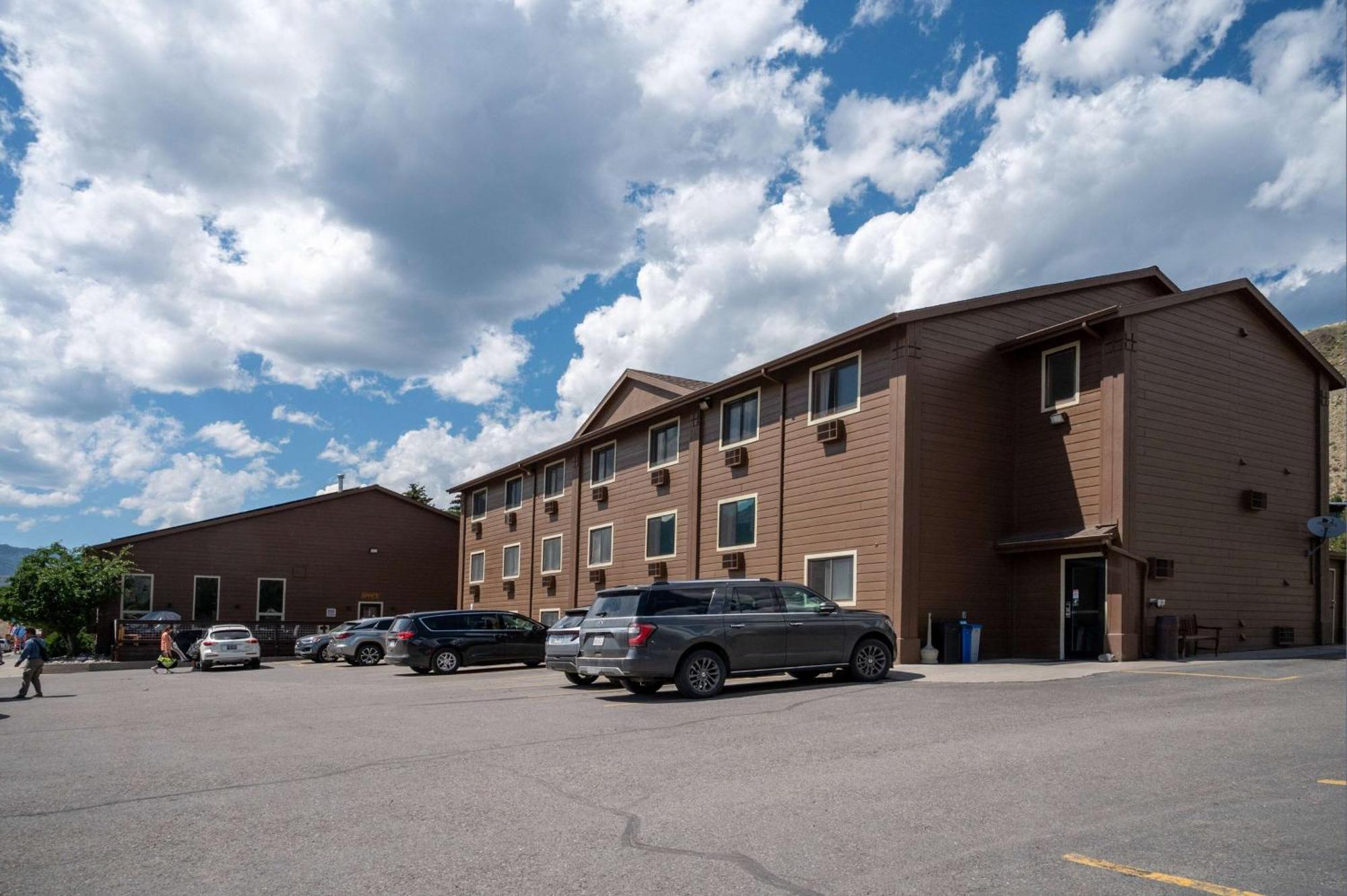 Super 8 By Wyndham Gardiner/Yellowstone Park Area Exteriör bild