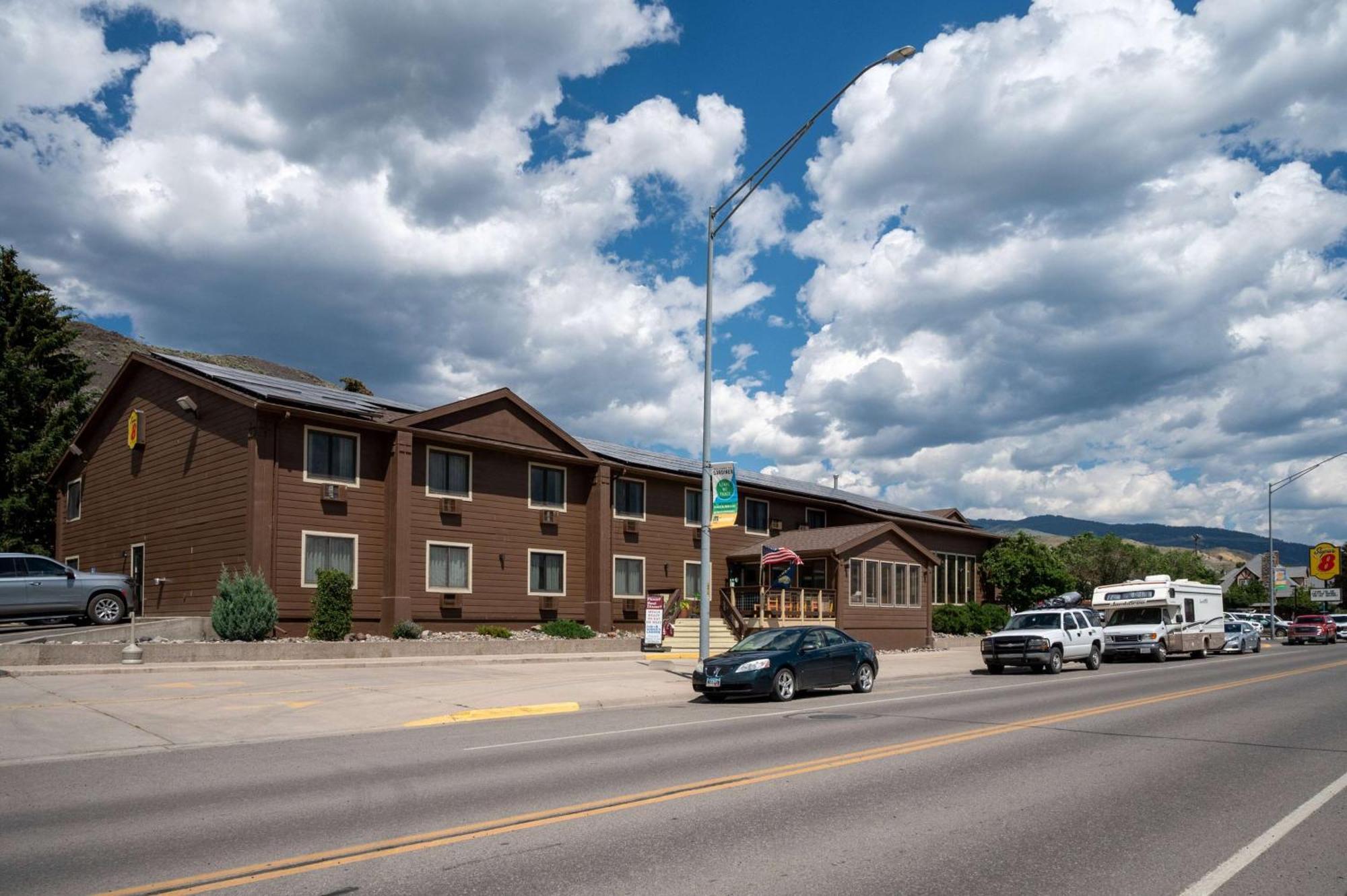 Super 8 By Wyndham Gardiner/Yellowstone Park Area Exteriör bild