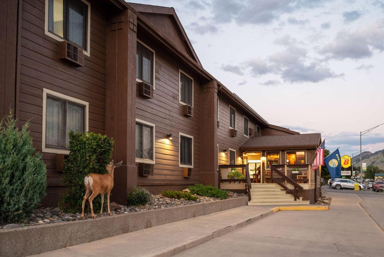 Super 8 By Wyndham Gardiner/Yellowstone Park Area Exteriör bild