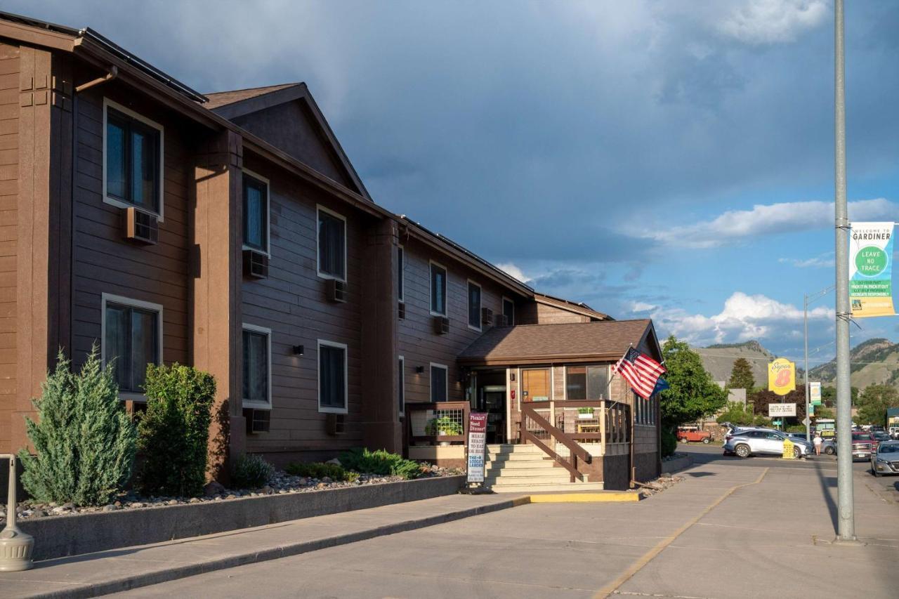 Super 8 By Wyndham Gardiner/Yellowstone Park Area Exteriör bild