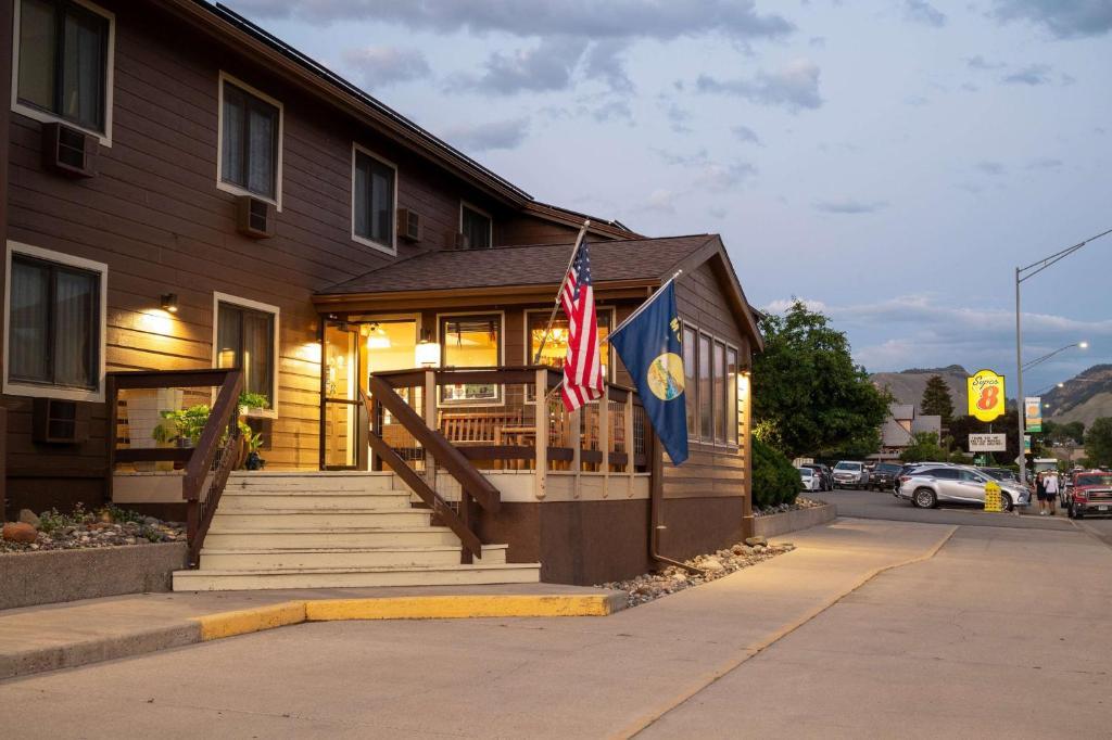 Super 8 By Wyndham Gardiner/Yellowstone Park Area Exteriör bild