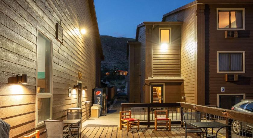 Super 8 By Wyndham Gardiner/Yellowstone Park Area Exteriör bild